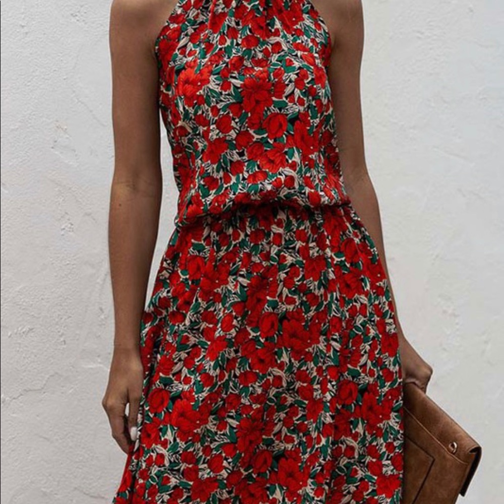 Lightweight floral print elastic waist dress.